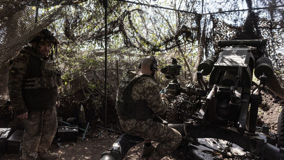 Videón, ahogy az oroszok ukrán katonákat fognak el Pokrovszkban