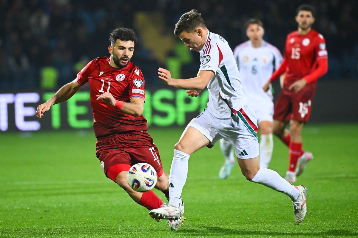 Vitális Milán (fehér mezben) pályára lépett a magyar válogatott örmények elleni vb-selejtezőjén