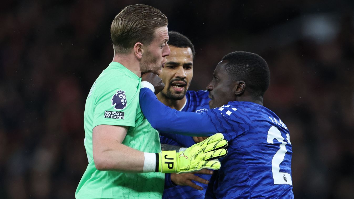 Az Everton játékosai egymásnak estek az Old Traffordon