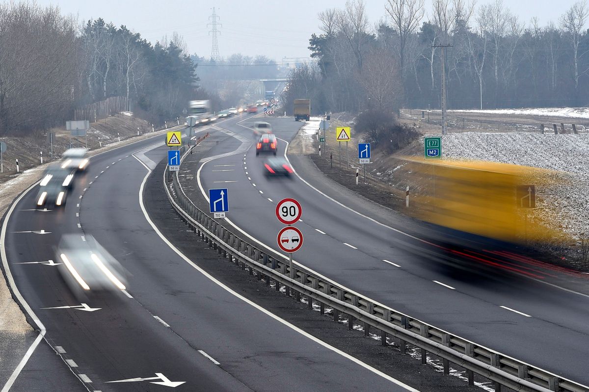 Ismét szakaszos sávzárásra kell számítania a közlekedőknek az M2-es autóúton szerdán és csütörtökön (Fotó: Kovács Tamás/MTI)