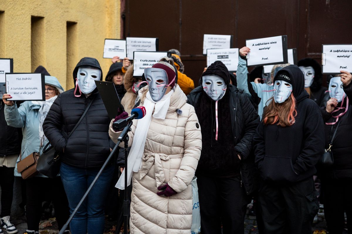  Lélek Ház előtt tüntetni fognak Pikó András és az Oláh József lemondásáért nők. Fáklyás tüntetés lesz