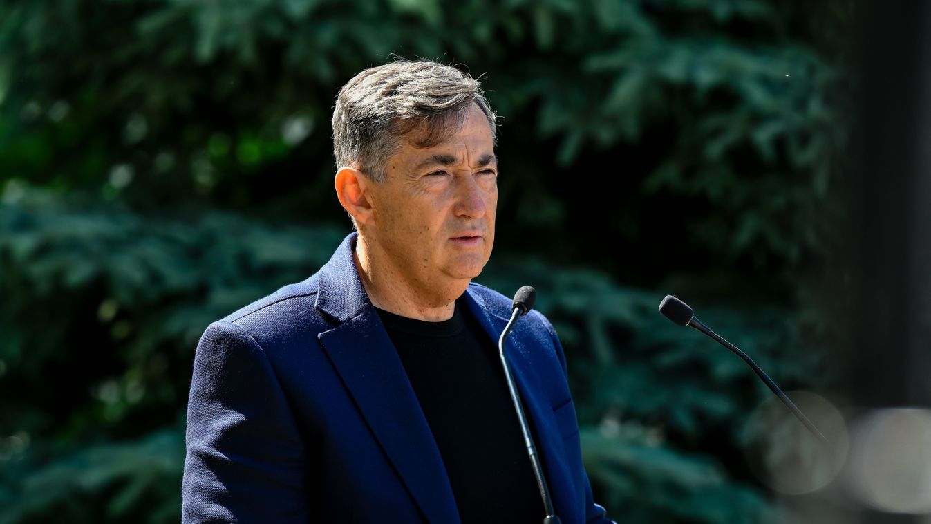 Mészáros Lőrinc betegszállító kisbuszt adományozott a bicskei szociális intézménynek

MTI Fotószerkesztõség
Vasvári Tamás