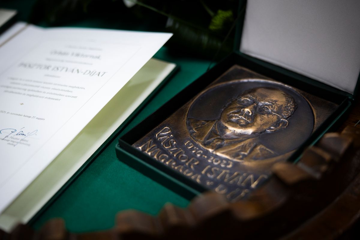 Szabadka, 2025. november 27.
A Miniszterelnöki Kommunikációs Főosztály által közreadott képen a Pásztor István-díj Szabadkán 2025. november 27-én. A díjat idén Orbán Viktor miniszterelnöknek és Aleksandar Vucic szerb elnöknek ítélték oda.
MTI/Miniszterelnöki Kommunikációs Főosztály/Fischer Zoltán