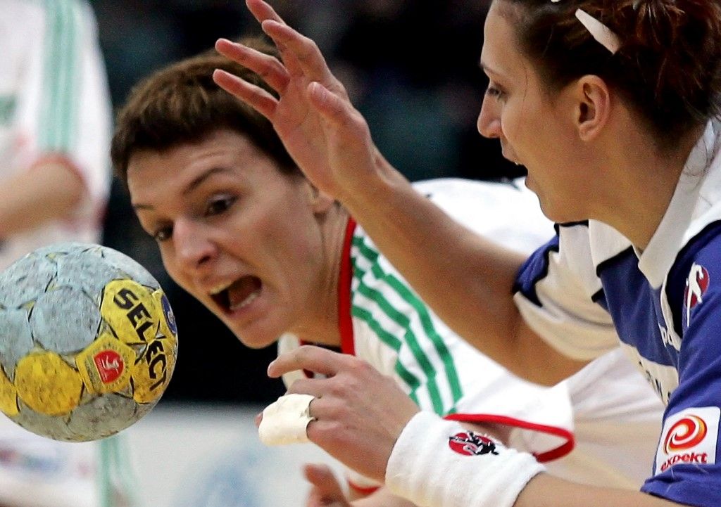 Hungary's Timea Toth (L) fights for the ball with Romania's Ionela Gilca during their semi-final handball match of the XVII Women's World Championship in St. Petersburg, 17 December 2005. Romania qualifies for the final defeating Hungary 26:24.   AFP PHOTO / MLADEN ANTONOV (Photo by Mladen ANTONOV / AFP)