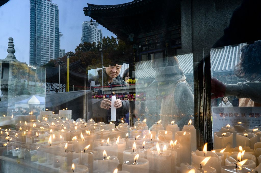 Buddhista gyertyagyújtás a Dél-koreai Bongeunsa templomában