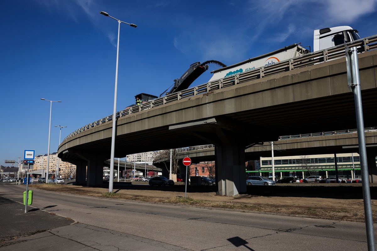 Budapest, 2025. március 1.
Munkagépek a Flórián téri felüljárók felújítás miatt lezárt déli hídján 2025. március 1-jén. A közúti forgalom a felújítás alatt a felüljáró északi hídján haladhat, egy-egy sávon biztosítják a Pestre tartók és a Pestről érkezők áthaladását a felüljárón.
MTI/Hegedüs Róbert