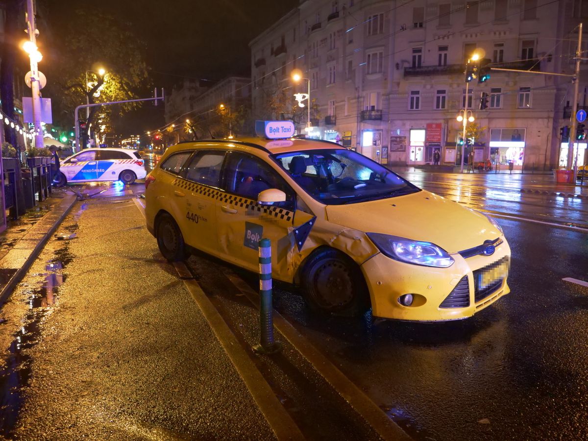 Budapest, 2025. november 26.
Sérült taxi, miután egy rendőrautóval ütközött a fővárosban az V. kerületi Szent István körúton 2025. november 26-án hajnalban. A mentők három rendőrt és a rendőrautóban szállított fogvatartottat kivizsgálásra kórházba vitték.
MTI/Mihádák Zoltán