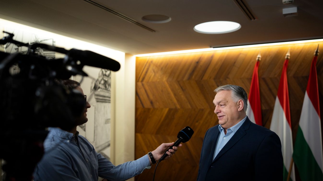 A Miniszterelnöki Kommunikációs Főosztály által közreadott képen Orbán Viktor miniszterelnök a közmédiának nyilatkozik Moszkvába utazása előtt a Budapest Liszt Ferenc Nemzetközi Repülőtéren 2025. november 28-án (Fotó: MTI/Miniszterelnöki Kommunikációs Főo