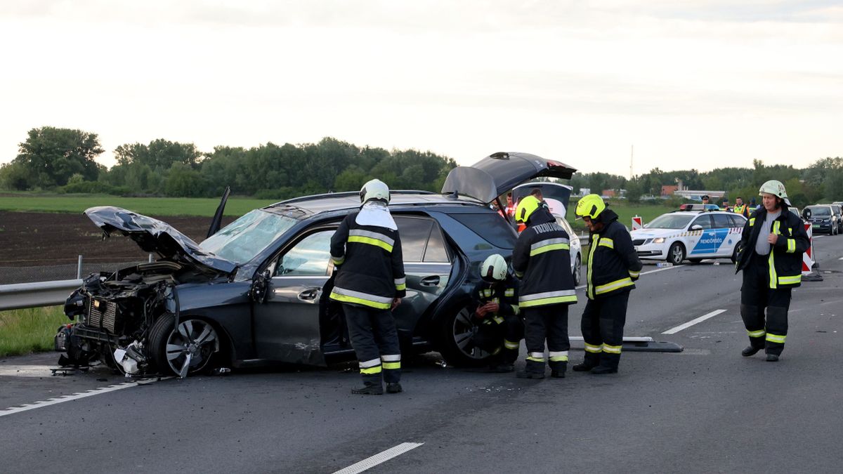 Baleset miatt teljesen lezárták a 4-es főutat