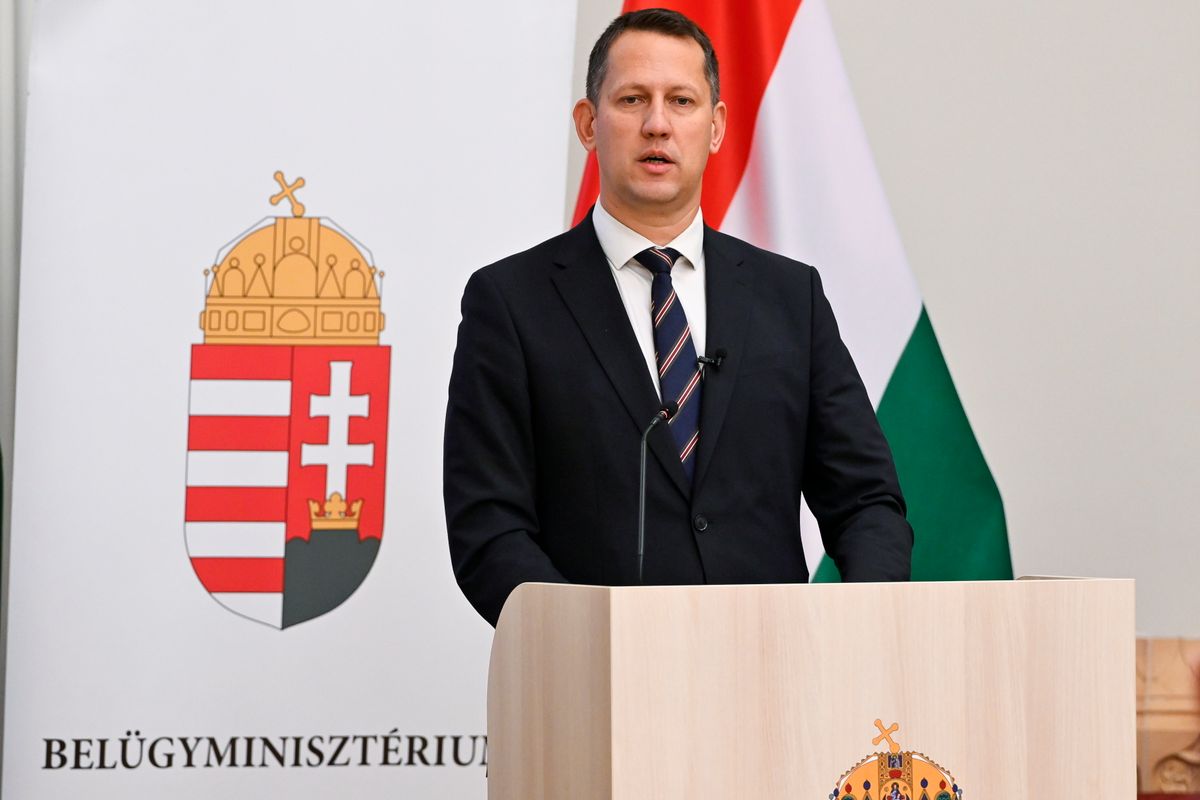 Budapest, 2025. november 13.
Fülöp Attila, a Belügyminisztérium gondoskodáspolitikáért felelős államtitkára beszédet mond a szociális munka napja alkalmából tartott díjátadó ünnepségen 2025. november 13-án.
MTI/Hegedüs Róbert