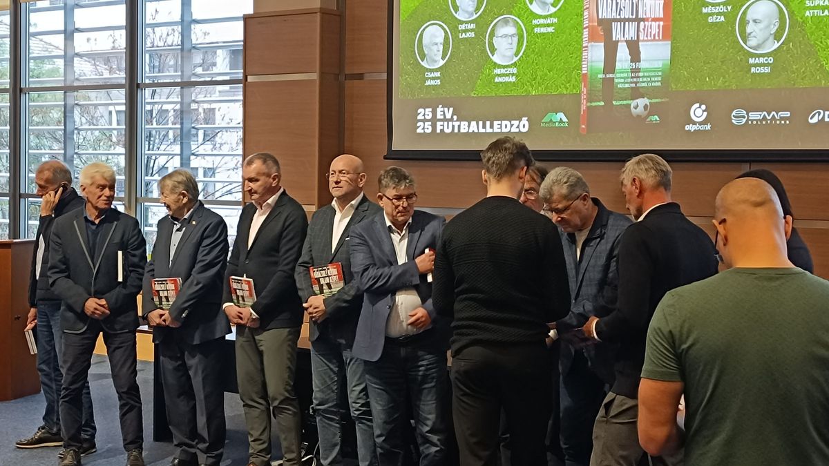 A könyvbemutató végén többen dedikáltaták a frissen megjelent művet a magyar edzőkkel.