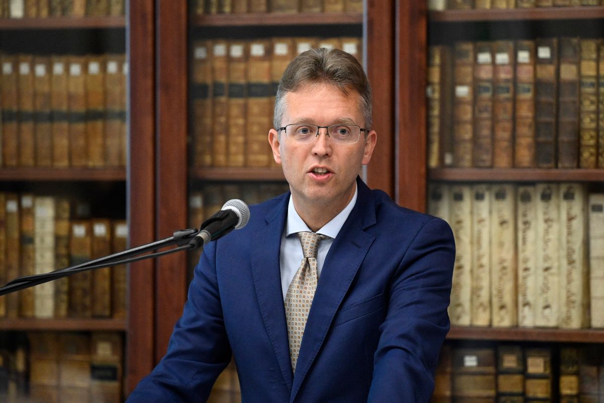 Budapest, 2025. november 3.
Hankó Balázs kulturális és innovációs miniszter beszédet mond a Könyvtári kihívás pályázat díjátadóján az Országos Széchényi Könyvtárban 2025. november 3-án. A pályázaton, amelyre 370 városi és kistelepülési könyvtár nevezett olvasás- és könyvtárnépszerűsítő programokkal, tizennyolc könyvtárat díjaztak a Kárpát-medencéből.
MTI/Bodnár Boglárka