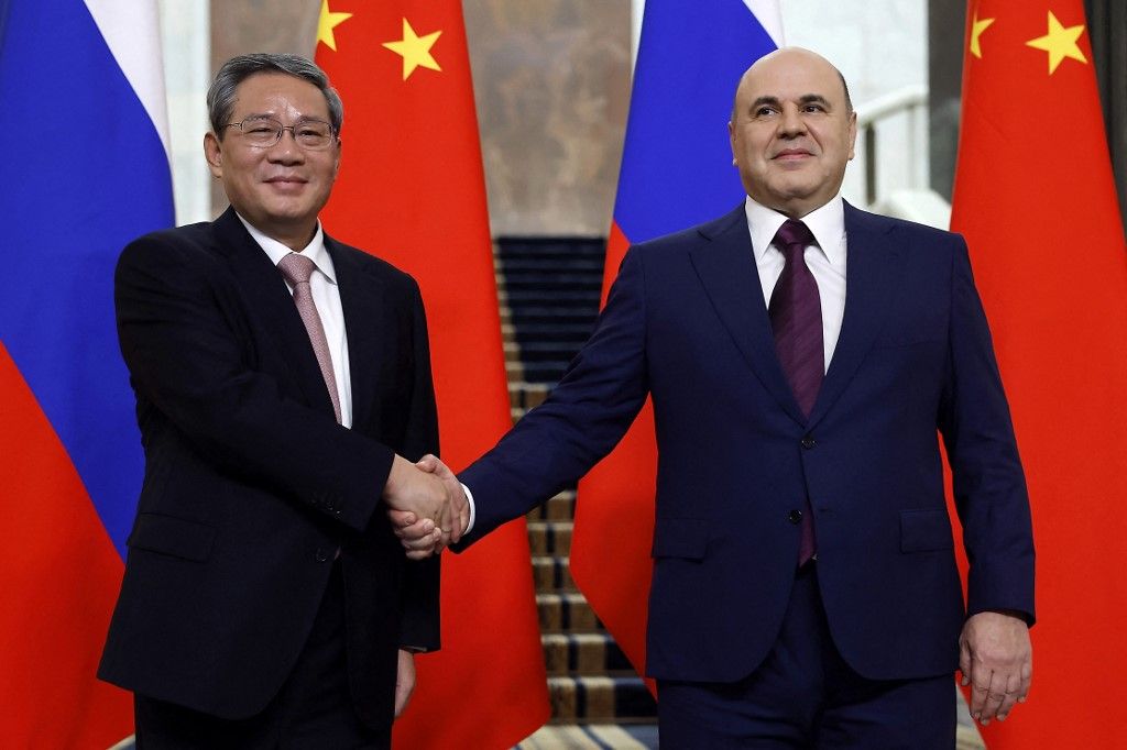 Mihail Misusztyin kezet ráz Li Csianggal az orosz-kínai kormányfők 29. moszkvai találkozóján 2024-ben (Fotó: DMITRY ASTAKHOV / POOL)