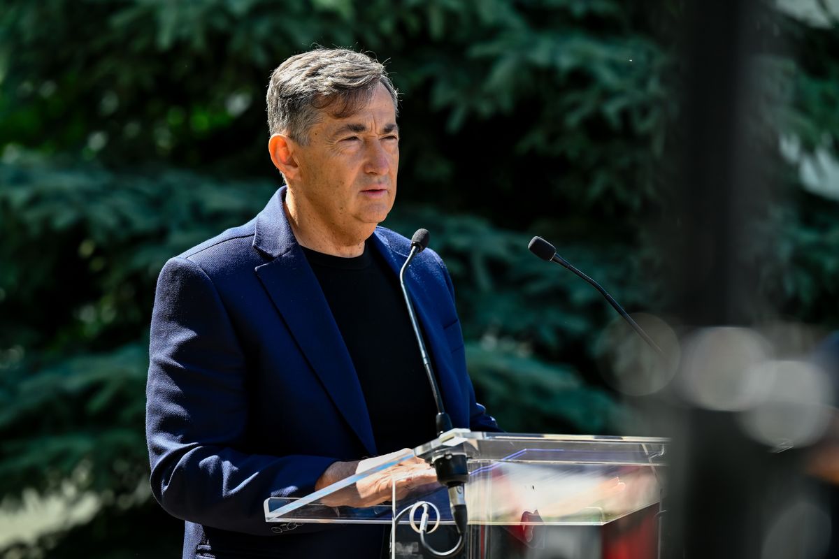 Bicske, 2024. május 28.Mészáros Lőrinc, a Mészáros Csoport tulajdonosa beszédet mond a bicskei polgármesteri hivatal udvarán tartott autóátadáson 2024. május 28-án. Mészáros Lőrinc magánemberként adományozott egy speciális betegszállító kisbuszt a bicskei Egyesített Családsegítő és Gondozási Központ – Kapcsolat Központnak.MTI/Vasvári Tamás