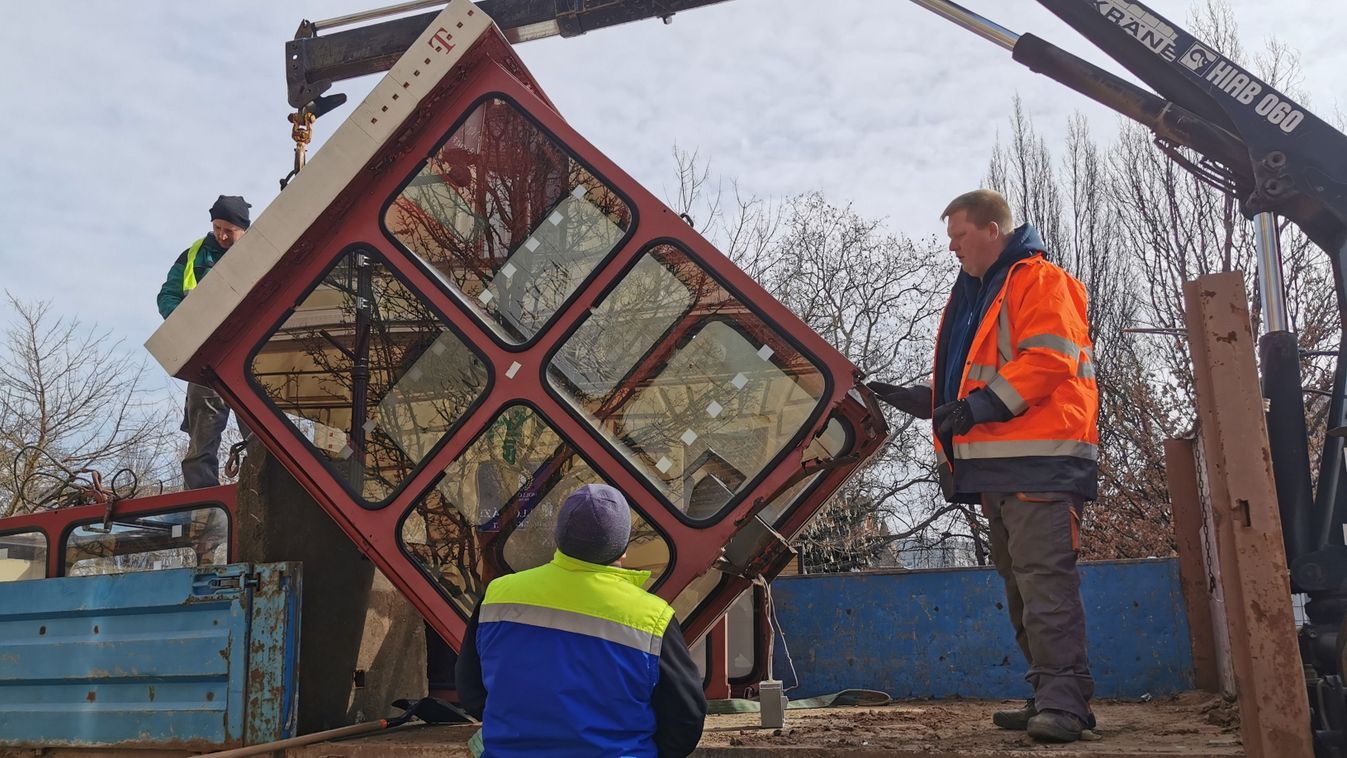 20220302 Nyíregyháza

"Telefonfülkék visszahívhatóak." Hangzott régen a szlogen. Sokaknak nosztalgikus élményt nyújt a fülkés időszakból való telefonálás, legyen az hivatalos vagy családi hívások indítása és fogadása.
A mobiltelefonok térhódításával már a
