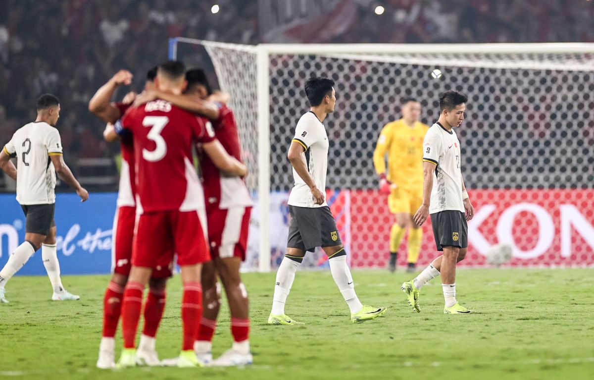 Indonézia (pirosban) ünnepelhetett Kína ellen, de végül mindkét válogatott lemarad a 2026-os labdarúgó-világbajnokságról