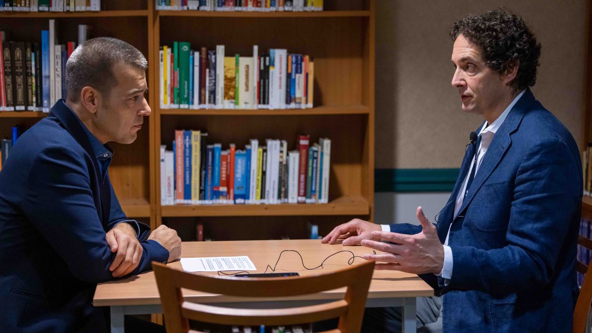 Alex Berenson író, a The New York Times egykori oknyomozó riportere az MCC budapesti konferenciáján lapunknak ad interjút, 2025 november 19-ln (Fotó: MCC)