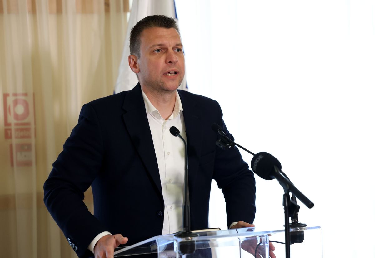 Szikszó, 2025. május 14.
Menczer Tamás, a fidesz kommunikációs igazgatója a Fidesz és a KDNP országjárása keretében tartott lakossági fórum előtti sajtótájékoztatón Szikszón 2025. május 14-én.
MTI/Vajda János