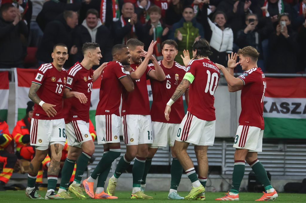 A magyar válogatott játékosai ünneplik Varga Barnabást a gólja után