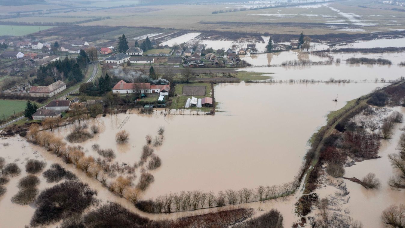 Ipolytarnóc, 2023. január 20.
A drónnal készített felvételen a megáradt Ipoly által elárasztott terület Ipolytarnócon 2023. január 20-án. A folyó vízszintemelkedése miatt harmadfokú árvízvédelmi készültséget rendeltek el a településen.
MTI/Komka Péter

Ár