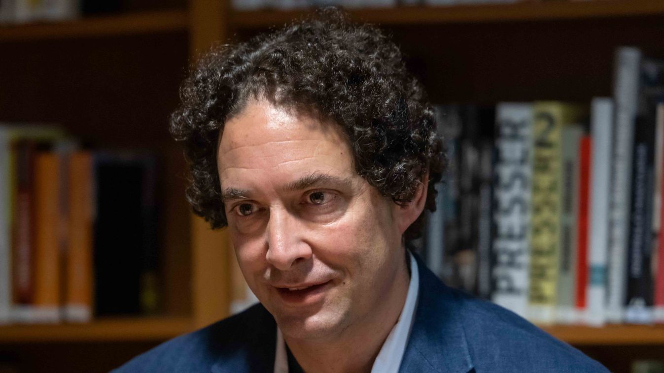 Alex Berenson író, a The New York Times egykori oknyomozó riportere az MCC budapesti konferenciáján a Magyar Nemzetnek ad interjút, 2025 november 19-én