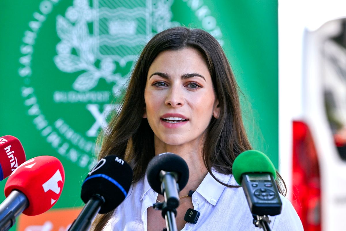 Budapest, 2025. szeptember 3.
Szentkirályi Alexandra, a Fidesz-KDNP fővárosi frakcióvezetője az Egészséges utcák programról tartott sajtótájékoztatón a XVI. kerület Jókai Mór utcai kertvárosi szakrendelőjénél 2025. szeptember 3-án. A programnak köszönhetően 1,88 milliárd forintból fejlesztik a kerület gyalogos- és kerékpáros közlekedését, csillapítják a gépjárműforgalmat és akadálymentesítik a közterületeket.
MTI/Purger Tamás