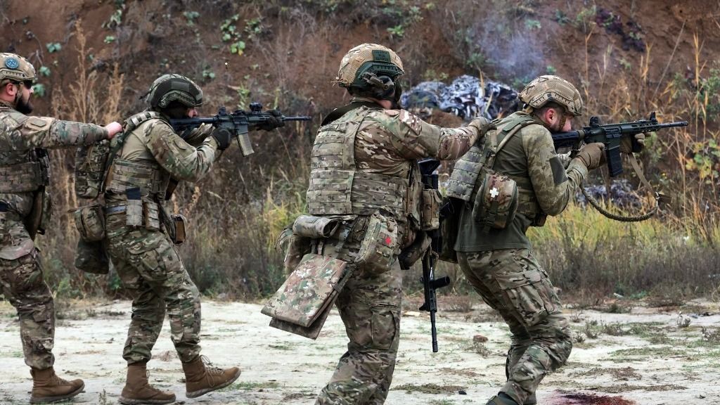 Soldiers from the 13th Khartiia Brigade of Ukraine's National Guard fire UAR-15 rifles during a shooting drill in the Kharkiv region, Ukraine, on October 13, 2025. (Photo by Viacheslav Madiievskyi/Ukrinform/NurPhoto) NO USE RUSSIA. NO USE BELARUS. (Photo by Viacheslav Madiievskyi / NurPhoto via AFP)
