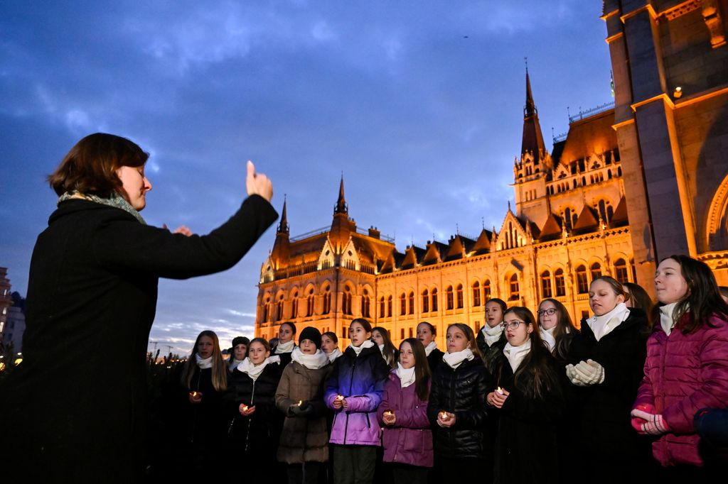 Advent - Felkapcsolták a fényfüzért az ország karácsonyfáján