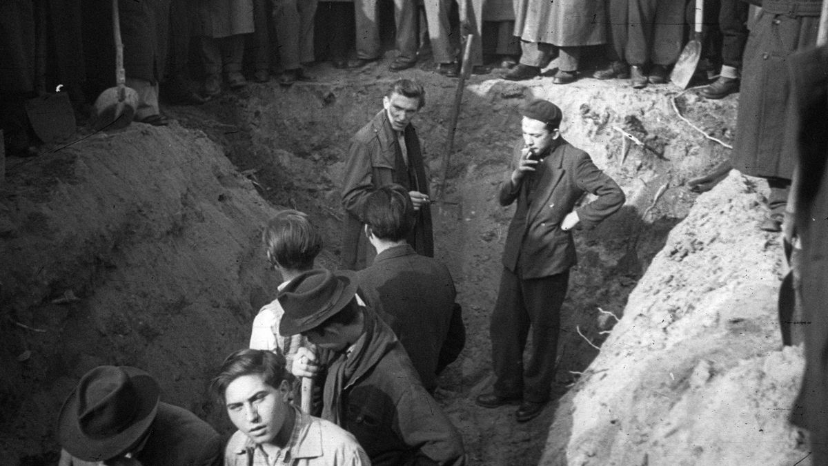 A pártházhoz kötődő feltételezett kazamaták keresése a Köztársaság téren. Forrás: Fortepan