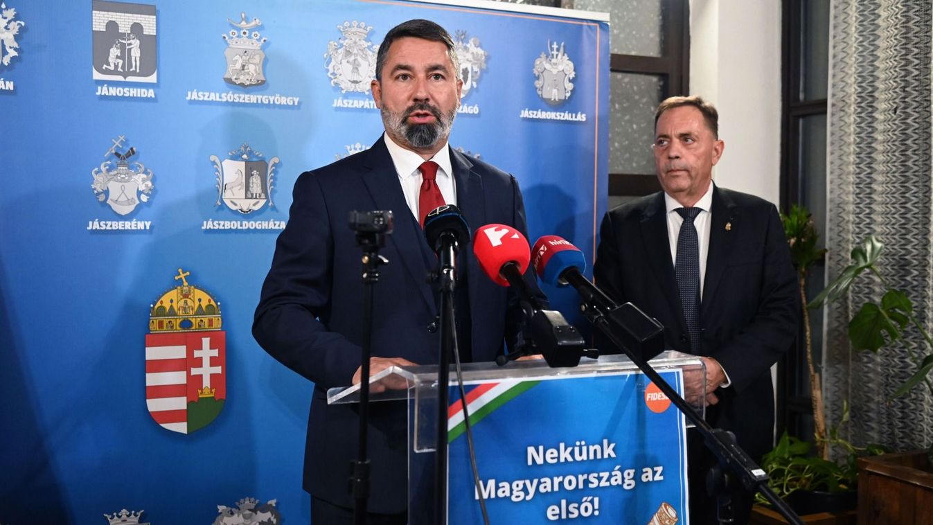 Hidvéghi Balázs, a Miniszterelnöki Kabinetiroda parlamenti államtitkára (b) és Pócs János, a térség fideszes országgyűlési képviselője (j) a kormánypártok országjárásának fóruma előtt tartott sajtótájékoztatón Jászapátiban, a Pájer Antal Művelődési Házban