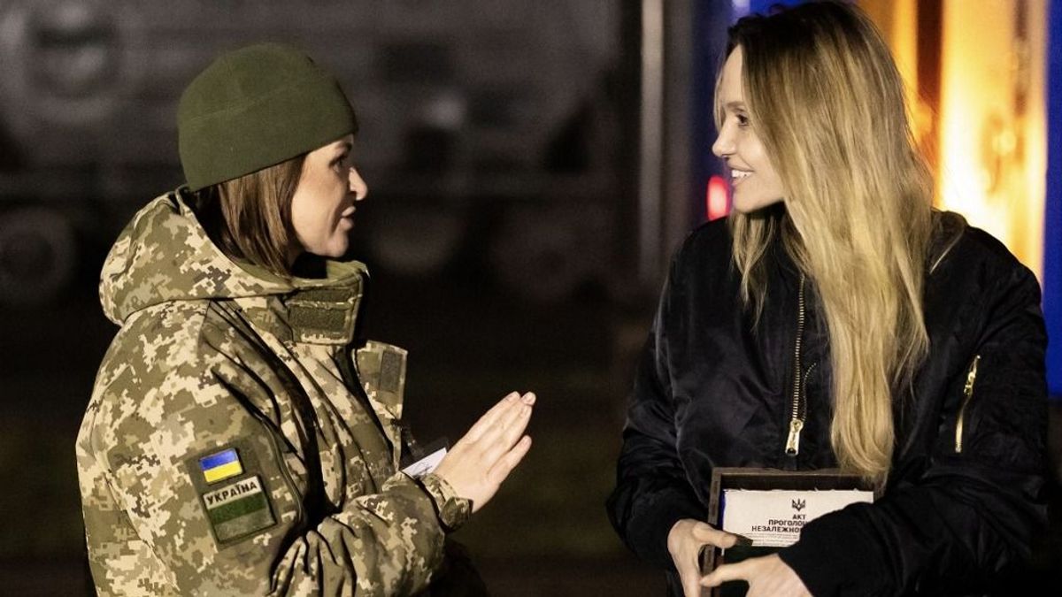 Angelina Jolie Ukrajnában jóemberkedik