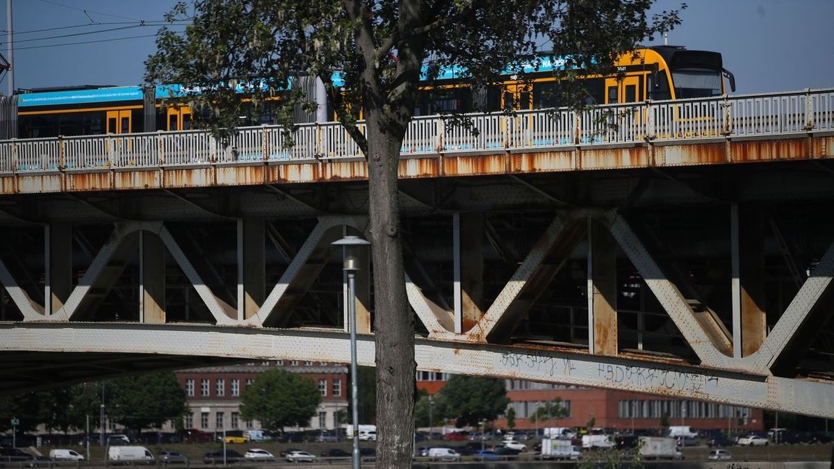 Korlátozhatták a villamosforgalmat a Petőfi hídon – hallgat a BKK