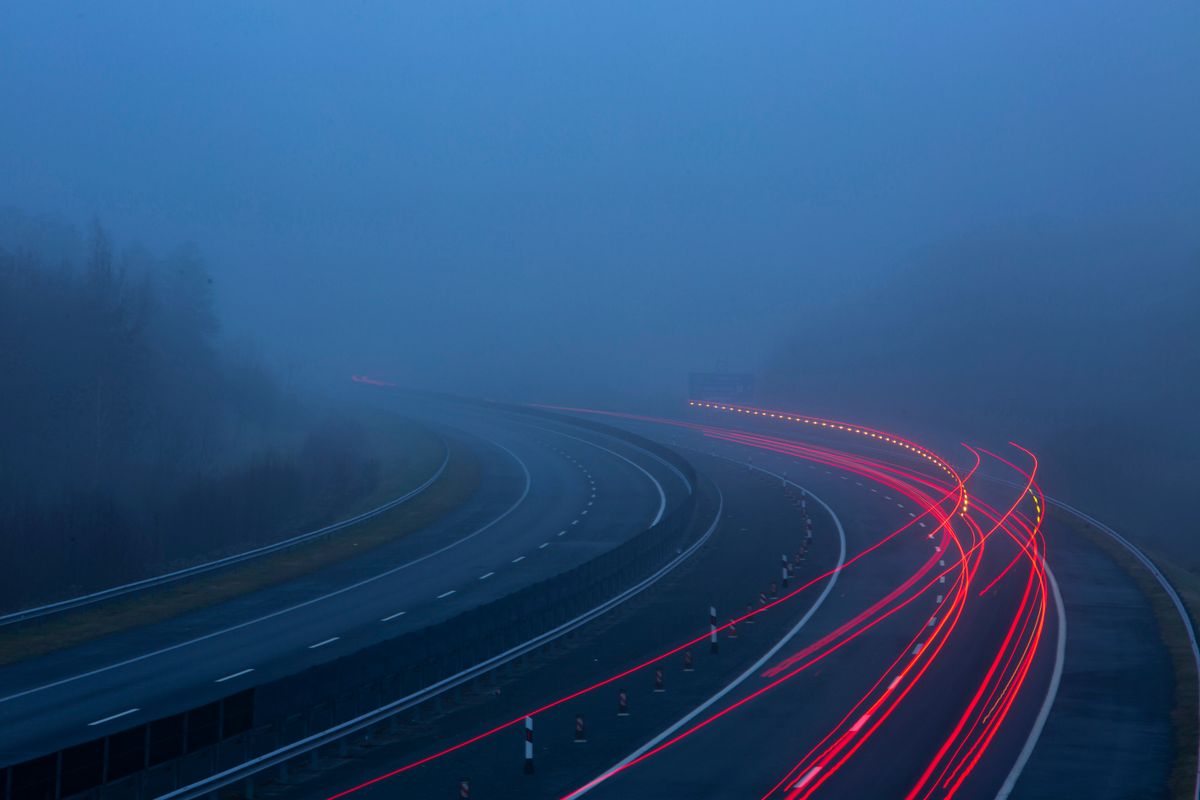 Nagykanizsa, 2019. december 7.
A hosszú expozíciós idővel készült felvételen az elhaladó járművek fényszóróinak fénye a sűrű ködben az M7-es autópályán Nagykanizsa közelében 2019. december 7-én.
MTI/Varga György