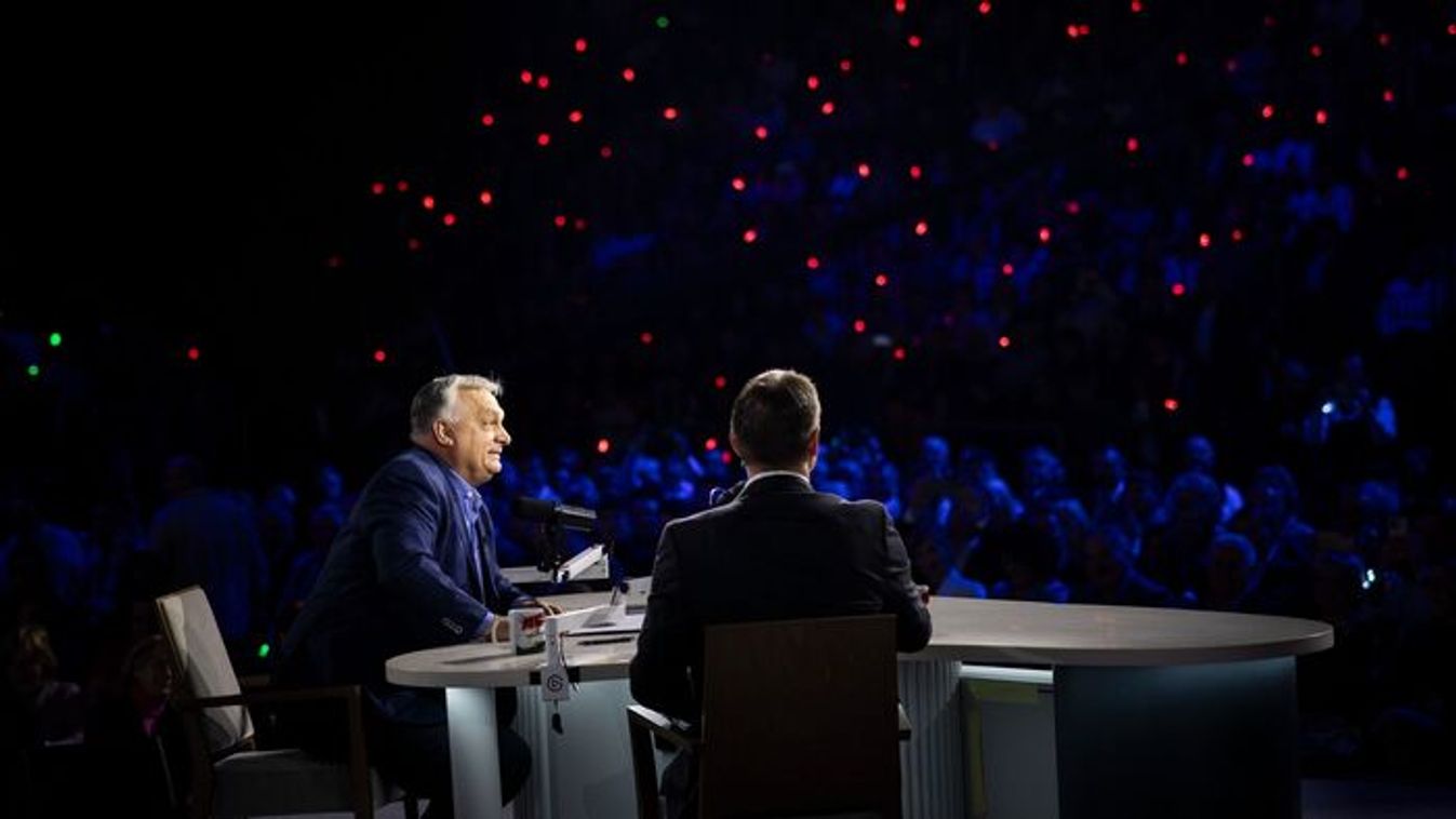 Prime Minister Viktor Orban (left) and Gyula Tarczy, editor-in-chief of Nyiregyhaza Television (Photo: MTI/Prime Minister’s General Department of Communication/Zoltan Fischer)