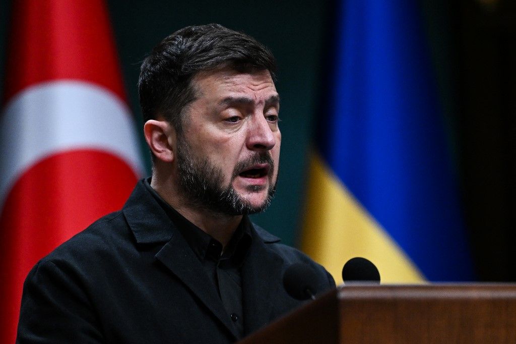 Klicskó rendszeresen bírálja Zelenszkijt, aki nem tűri a kritikát és a Kijev feletti hatalmat is magáénak akarja.