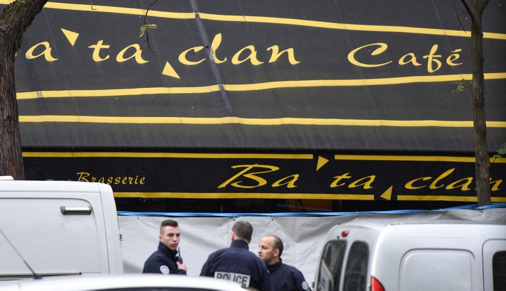 FILED - 14 November 2015, France, Paris: Police officers stand in front of the "Bataclan" music club in Paris on Nov. 14, 2015. At least 120 people were killed in a series of terrorist attacks in Paris. In a coordinated series of attacks, extremists of the Islamic State (IS) had killed 130 people. In the concert hall Bataclan they caused a massacre. Suicide bombers blew themselves up at the Stade de France during the France-Germany international match. The trial starts on 08 September and will provisionally last until the end of March 2022. Photo: picture alliance / dpa (Photo by UWE ANSPACH / dpa Picture-Alliance via AFP)