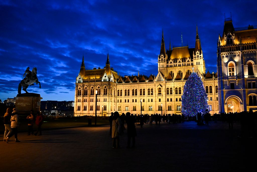 Advent - Felkapcsolták a fényfüzért az ország karácsonyfáján