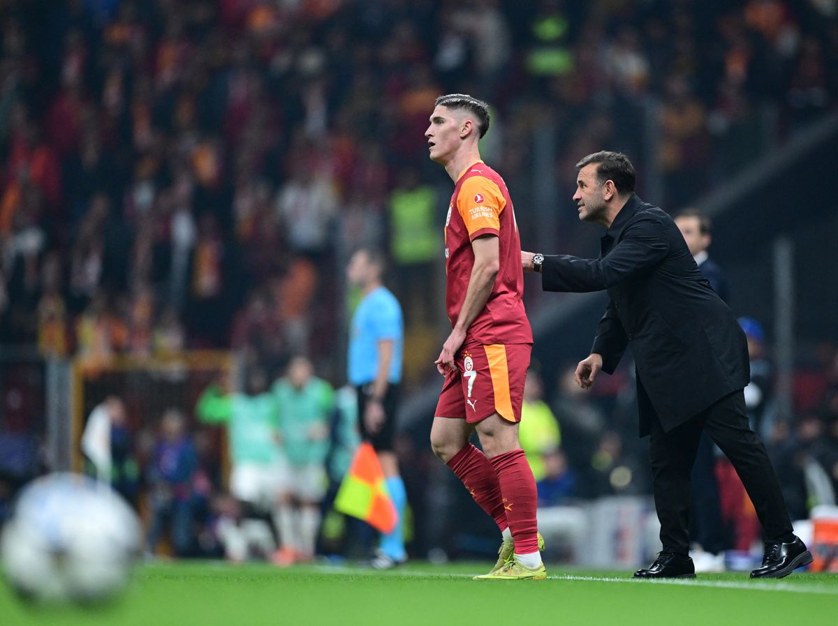 Sallai Roland és Okan Buruk sem lehetett boldog, hiszen a magyar játékost két meccsre eltiltották