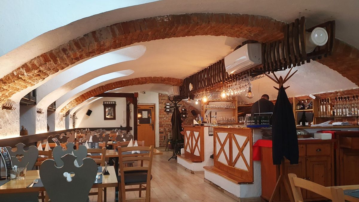 Közel negyven éve nyitott Debrecen első privát étterme, az azóta is sikerrel működő Flaska