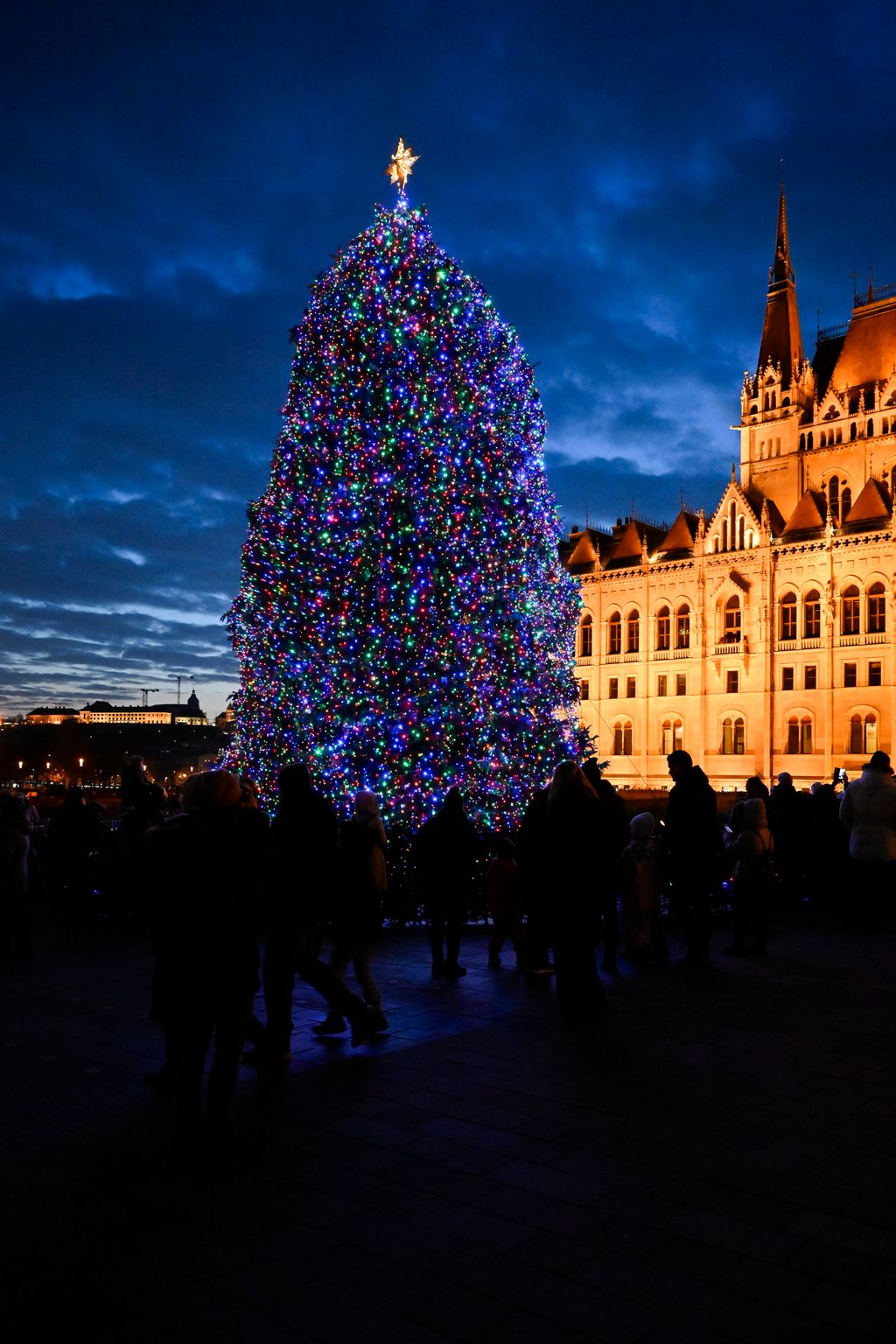Advent - Felkapcsolták a fényfüzért az ország karácsonyfáján