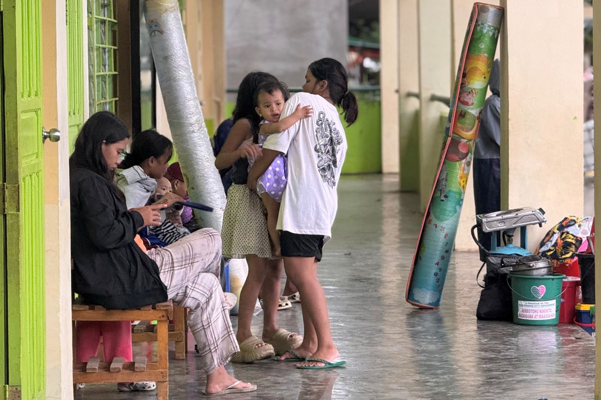 Residents arrive at an evacuation centre ahead of the arrival of Super Typhoon Fung-wong in Tuguegarao City, Cagayan province on November 9, 2025. Nearly a million people have been evacuated and floodwaters were rising in the Philippines on November 9 before Typhoon Fung-wong's expected late-night landfall on the east coast. (Photo by John Dimain / AFP)