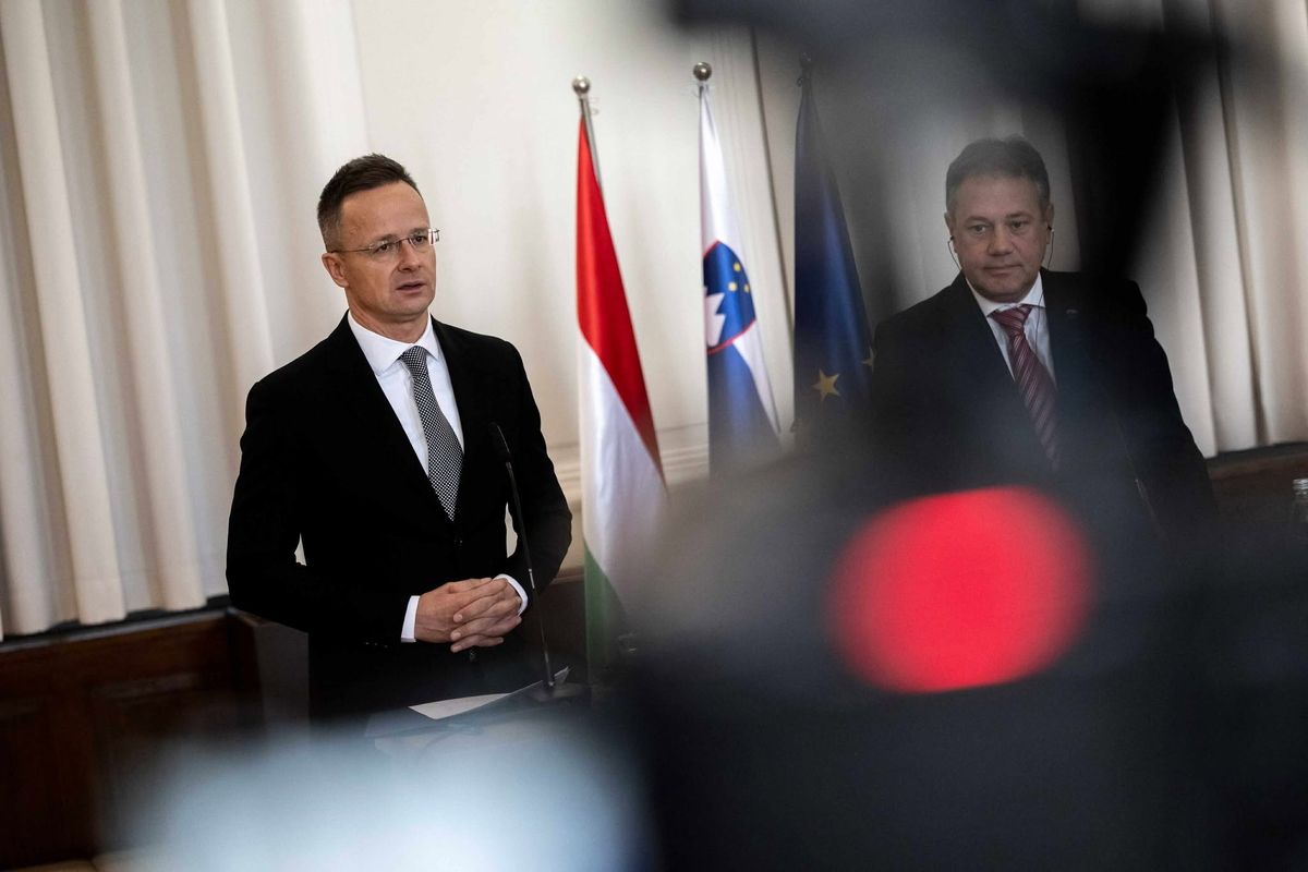 A Külgazdasági és Külügyminisztérium (KKM) által közreadott képen Szijjártó Péter külgazdasági és külügyminiszter (b) és Matej Arcon szlovén miniszterelnök-helyettes, határon túli és diaszpórában élő szlovénekért felelős miniszter találkozója Nova Goricában 2025. november 11-én (Fotó: MTI/KKM)