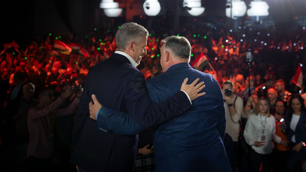 Győr, 2025. november 15.
A Miniszterelnöki Kommunikációs Főosztály által közreadott képen Orbán Viktor miniszterelnök és Rákay Philip producer, moderátor (háttal, j-b) a digitális polgári körök által szervezett első háborúellenes gyűlésen a győri Olimpiai Sportpark Multicsarnokában 2025. november 15-én.
MTI/Miniszterelnöki Kommunikációs Főosztály/Fischer Zoltán