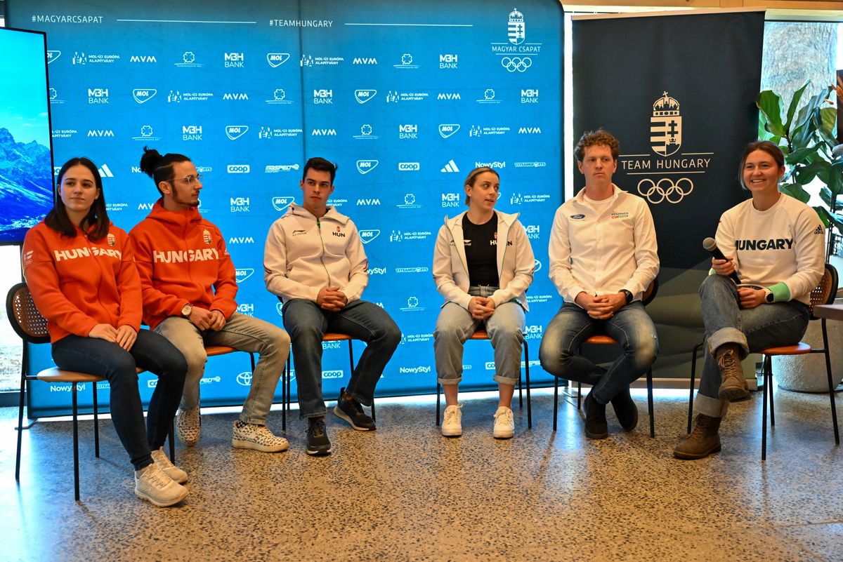 Tóth Zita alpesi síző (jobb szélen) a milánó-cortinai téli olimpiára készülő magyar sportolók között