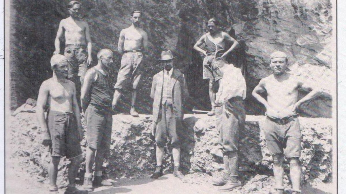 Kadic Ottokárt fogadják a Suba-lyuknál. 1932. Forrás: Wikipedia