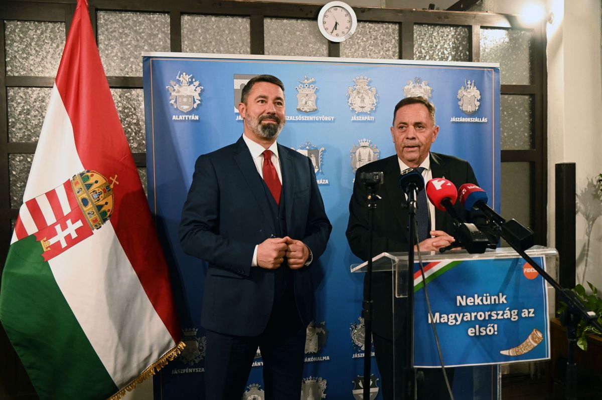 Jászapáti, 2025. november 25.
Hidvéghi Balázs, a Miniszterelnöki Kabinetiroda parlamenti államtitkára (b) és Pócs János, a térség fideszes országgyűlési képviselője (j) a kormánypártok országjárásának fóruma előtt tartott sajtótájékoztatón Jászapátiban, a Pájer Antal Művelődési Házban 2025. november 25-én.
MTI/Mészáros János