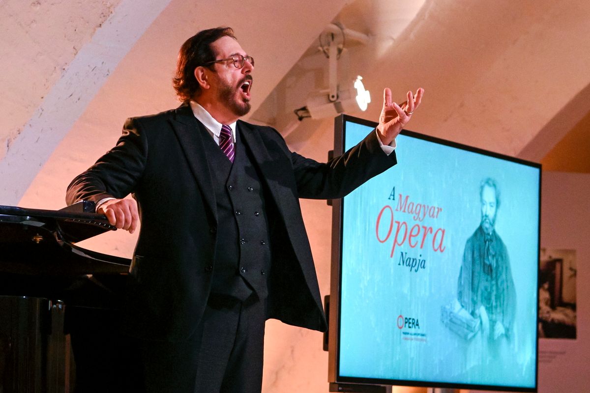 Budapest, 2025. november 12.
Kálmándy Mihály operaénekes énekel a magyar opera napja alkalmából megrendezett díjátadó ünnepségen a Magyar Állami Operaházban 2025. november 12-én. Gulyás Dénes, Kálmándy Mihály és Metzger Márta lettek a Magyar Állami Operaház új örökös tagjai.
MTI/Purger Tamás