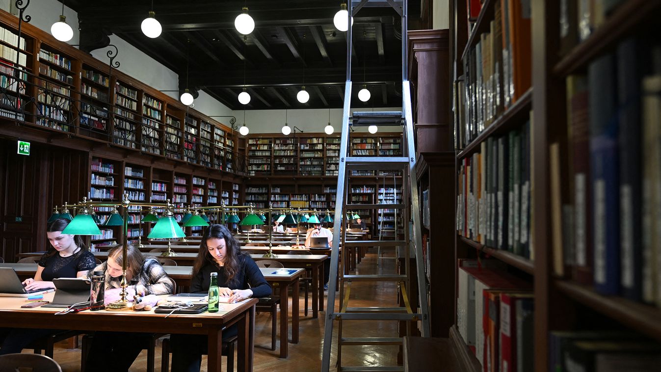 Lugas
THEME PICTURE - Students studying in a library in the main building of the University of Vienna, Austria, on Thursday, May 8, 2025. - 20250508_PD2413 (Photo by ROLAND SCHLAGER / APA-PictureDesk via AFP)