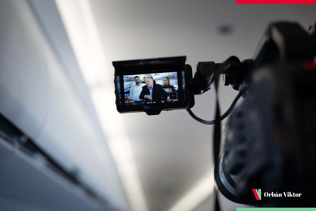 Orbán Viktor miniszterelnök lapunknak is nyilatkozott Washingtonból hazafelé, a repülőn Forrás: Facebook 