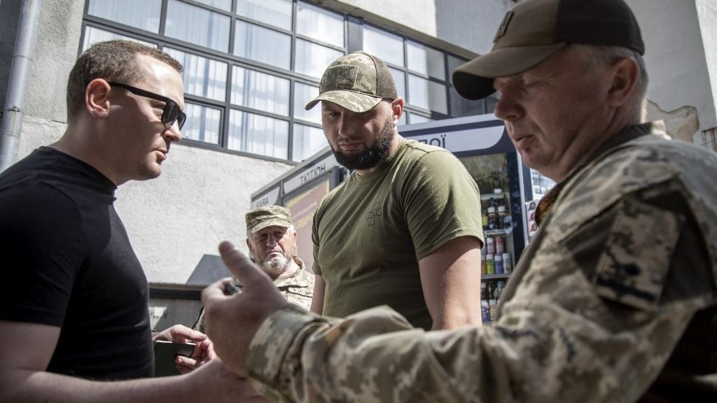 Egyre több videó tanúsítja, hogy Ukrajnában az utcákról is hadba viszik az embereket, új szintre lépett a kényszersorozás. 
